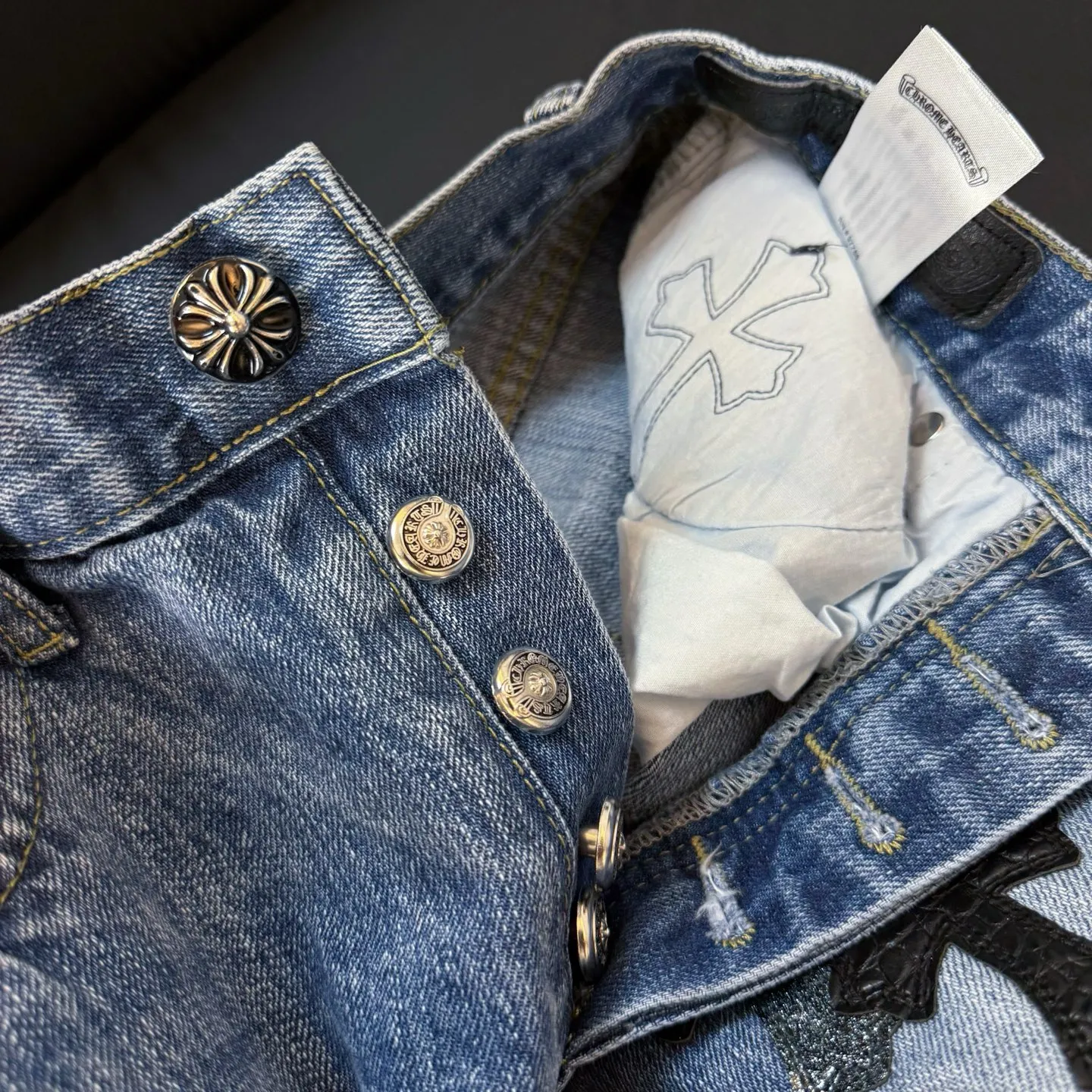 P280 💰Model number: D293 Chrome Hearts Chrome Hearts leather jeans Size: 28, 30, 32, 34, 36 (S-XXL) Color: blue Size reference: Pants length 100 102 104 106 106 Waist 72 76 80 84 88 Recommended weight S (about 110 pounds) M (about 140 pounds) L (about 140 pounds) XL (about 165 pounds) XXL (about 185 pounds)